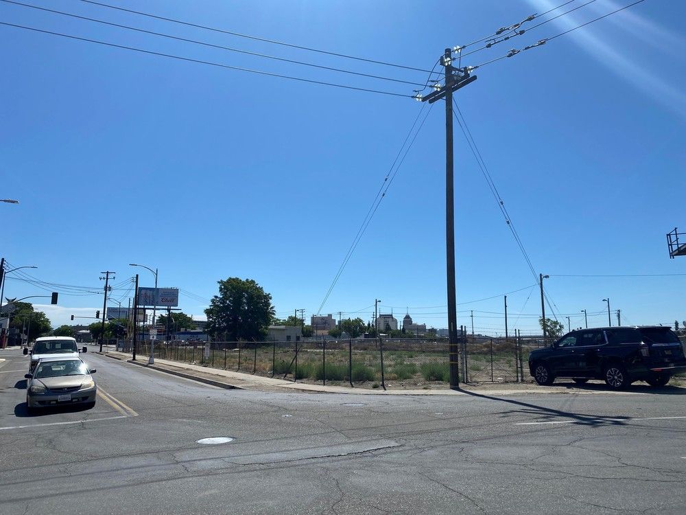 ±0.76 Acres of Vacant Mixed-Use Development Land: 510 E Divisadero , Fresno, CA 93721